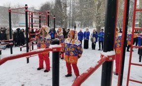 На территории кемеровской школы торжественно открыли спортивную площадку