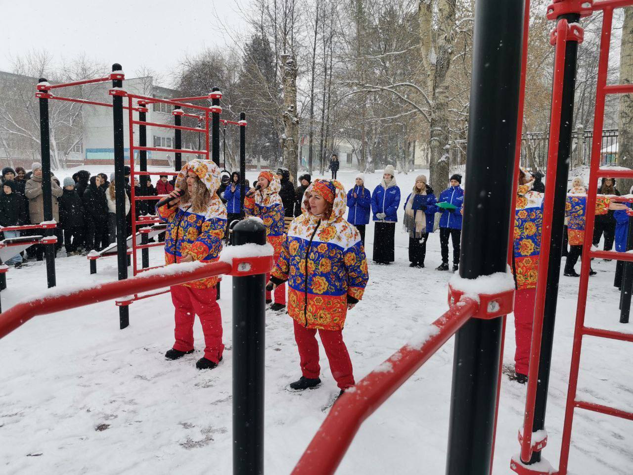 На территории кемеровской школы торжественно открыли спортивную площадку