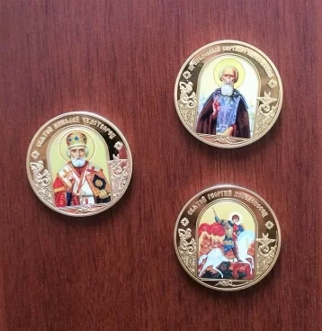 Фото: У кузбассовца украли сувенирные позолоченные монеты 1