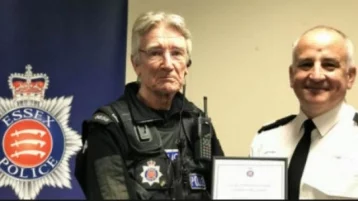 Фото: В Великобритании старейшему полицейскому удалось поймать молодого преступника во время погони 1