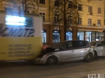 Фото: В центре Кемерова произошло массовое ДТП с троллейбусом 3