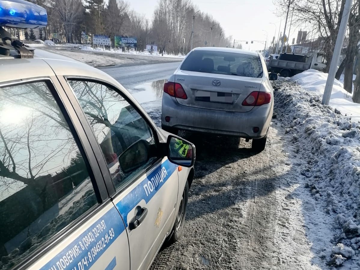 В Кузбассе подросток без прав возил на авто мать по городу
