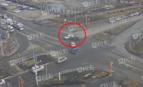В Кемерове водитель неудачно повернул на перекрёстке: момент ДТП попал на видео