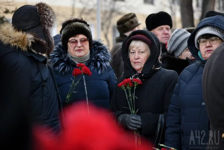 Фото: Возложение цветов к Мемориалу Славы воинов-кузбассовцев 16