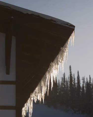 «Даже смотреть страшно»: кузбассовцев испугала гигантская сосулька на крыше дома