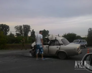Фото: В Кемерове на Притомском проспекте столкнулись УАЗ и «Жигули»: есть пострадавшие 2
