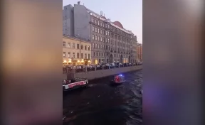 Два человека выпали за борт прогулочного теплохода в Санкт-Петербурге