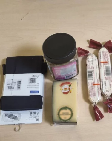 Кемеровчанка попыталась похитить из магазина сыр, кофе и колготки