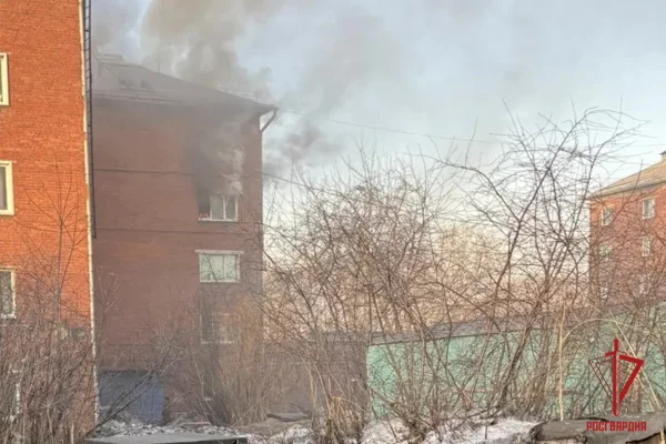 В Киселёвске росгвардейцы помогли эвакуировать людей из горящего дома