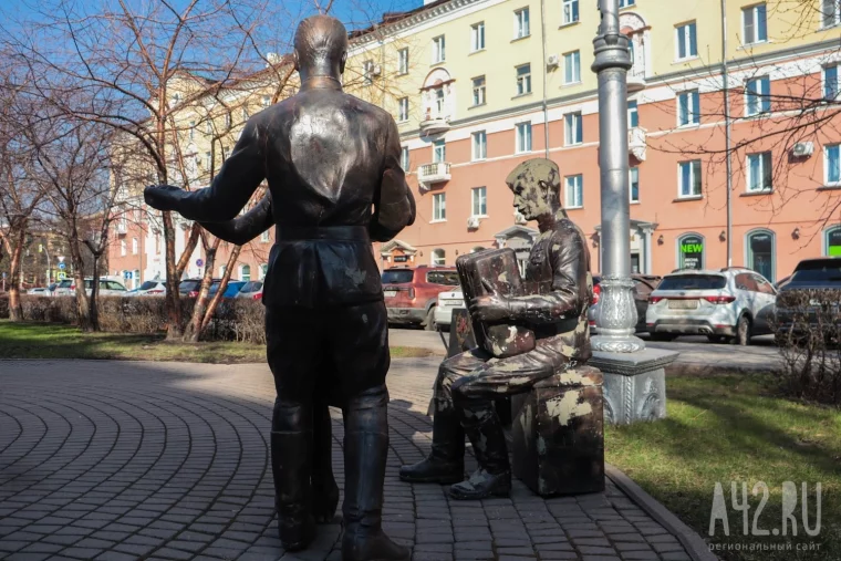 Фото: В Кемерове реставрируют скульптурную композицию, посвящённую послевоенному времени 5