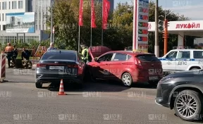 В Кемерове две иномарки устроили жёсткое ДТП на Октябрьском проспекте