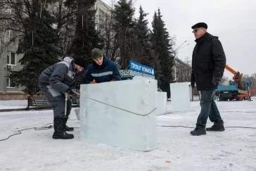 Фото: В Кемерове начали возводить ледовый городок на площади Советов 2