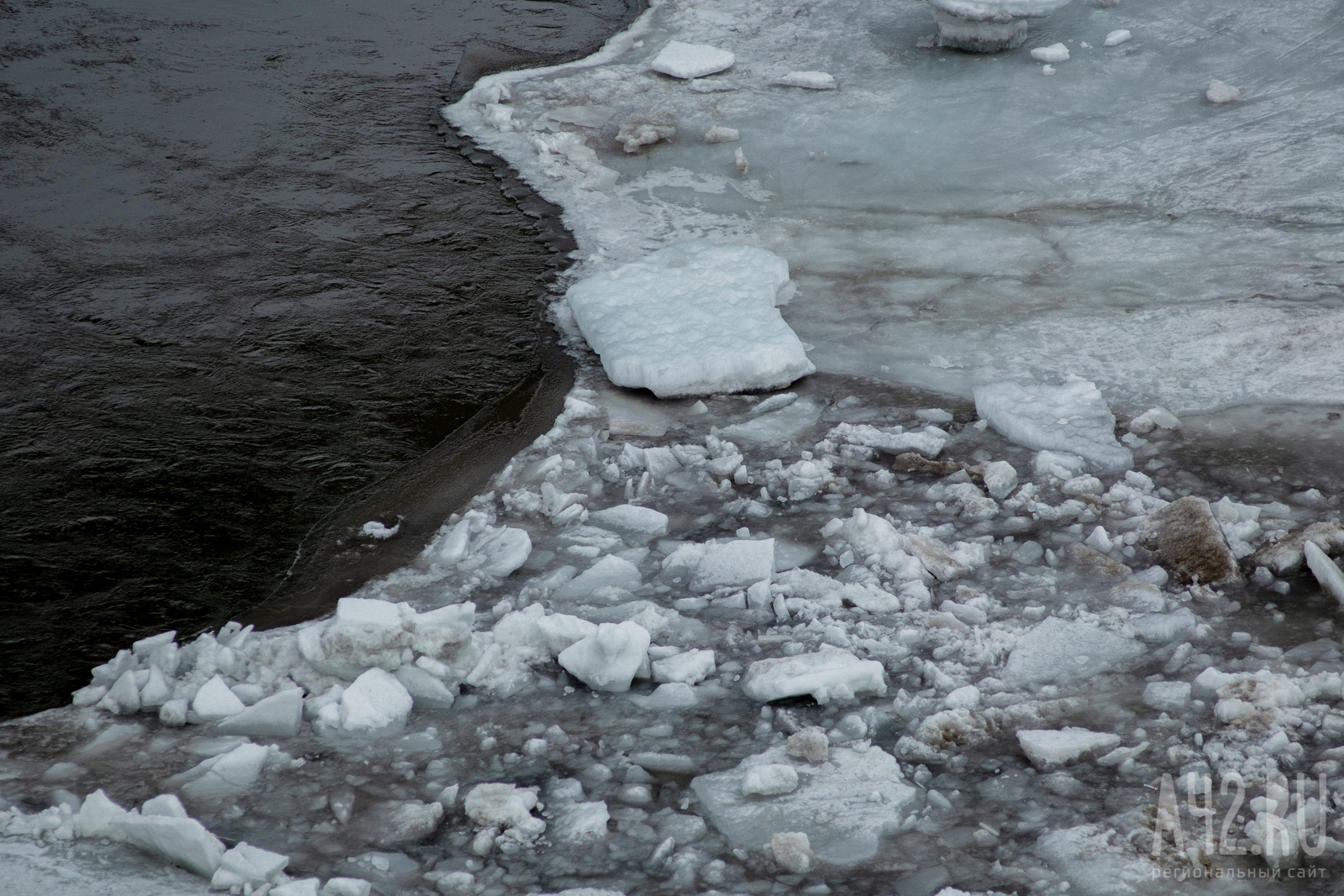 9 дачных участков затопило в Мысках из-за ледового затора