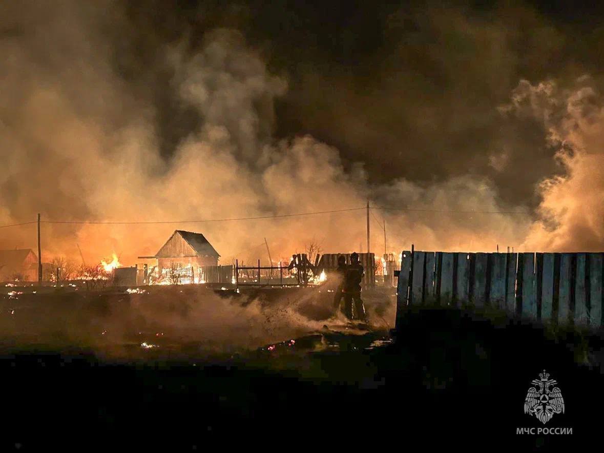 МЧС: пожар на 10 тысячах кв. метров уничтожил 17 домов близ Улан-Удэ