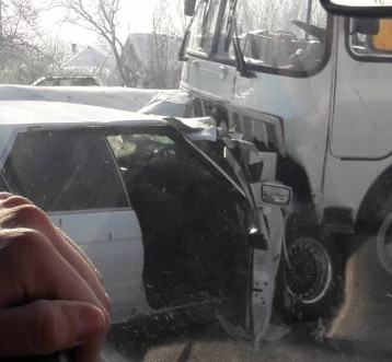 Фото: В Кузбассе Toyota столкнулась с маршруткой, есть пострадавшие 1