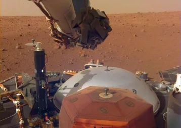 Фото: Зонд InSight прислал на Землю первое селфи с Марса 1