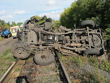 Фото: Два кузбассовца погибли в столкновении тепловоза и УАЗа 2