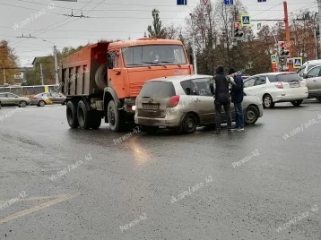 Фото: «КамАЗ» столкнулся с легковушкой на перекрёстке в Кемерове 1