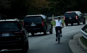 Велосипедистка показала средний палец обогнавшему её кортежу президента