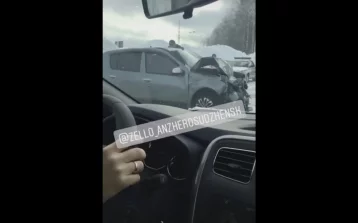 Фото: Последствия ДТП в кузбасском городе попали на видео 1