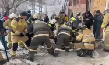 Фото: В Новотроицке из-под завалов насосной станции спасли шесть человек, их передали врачам 1