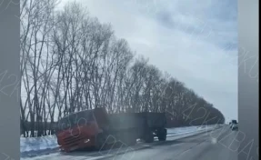 Грузовик съехал в кювет на кузбасской трассе