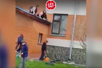 Фото: «Поймайте её»: стали известны обстоятельства, при которых 13-летняя девочка выпала из окна в Кузбассе 1
