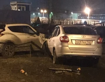 Фото: В Кемерове водитель LADA вылетел на парковку и врезался в стоящую машину 1
