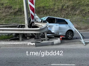 Фото: Стали известны подробности ДТП с врезавшимся в отбойник автомобилем в Новокузнецке: есть пострадавший 1