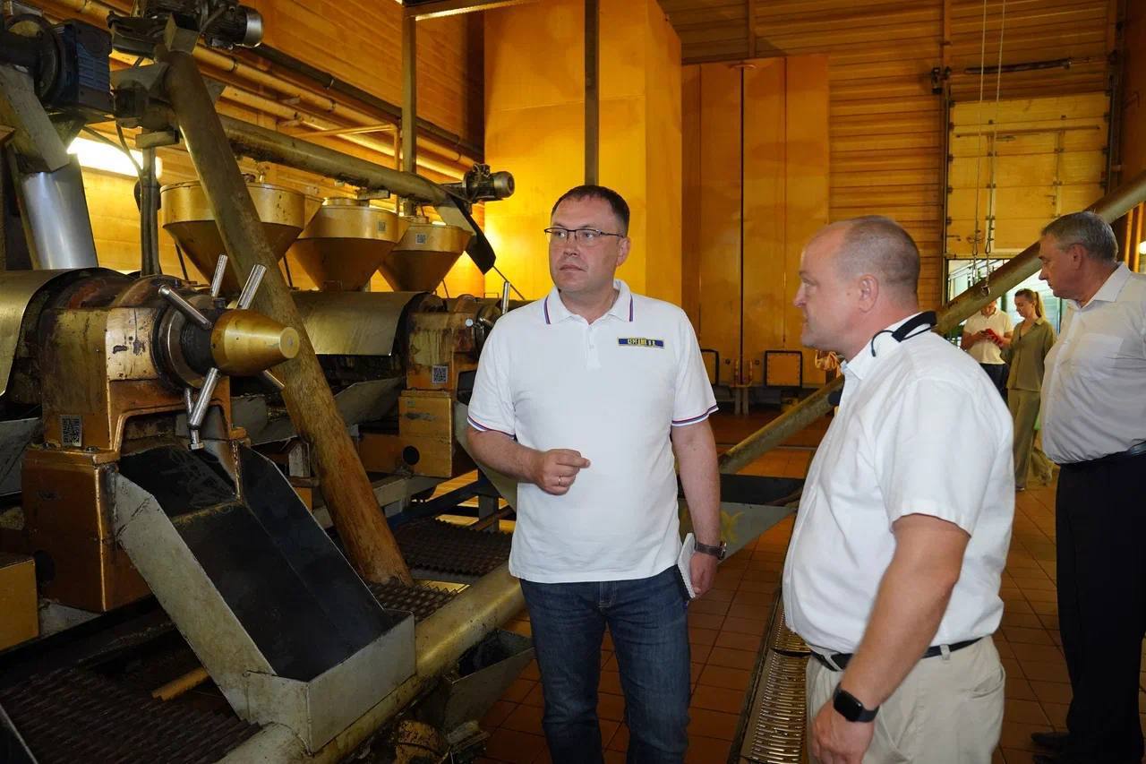 Илья Середюк проверил работу возрождённого завода по производству рапсового масла в Осинниках