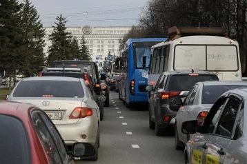 Фото: В Кемерове из-за репетиции марша к 9 Мая образовались пробки 1