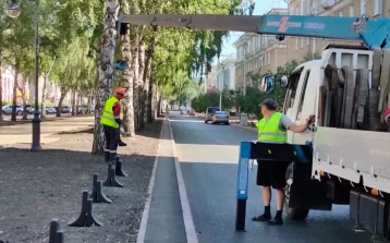 Фото: Мэр Кемерова показал установку исторического ограждения на аллее улицы Кирова 1