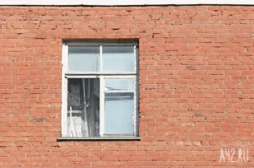 Фото: Пьяная новокузнечанка выпала из окна, пока ковыряла штукатурку фасада 1