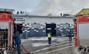 В Красноярске загорелась крыша склада пивоваренного завода Zelen