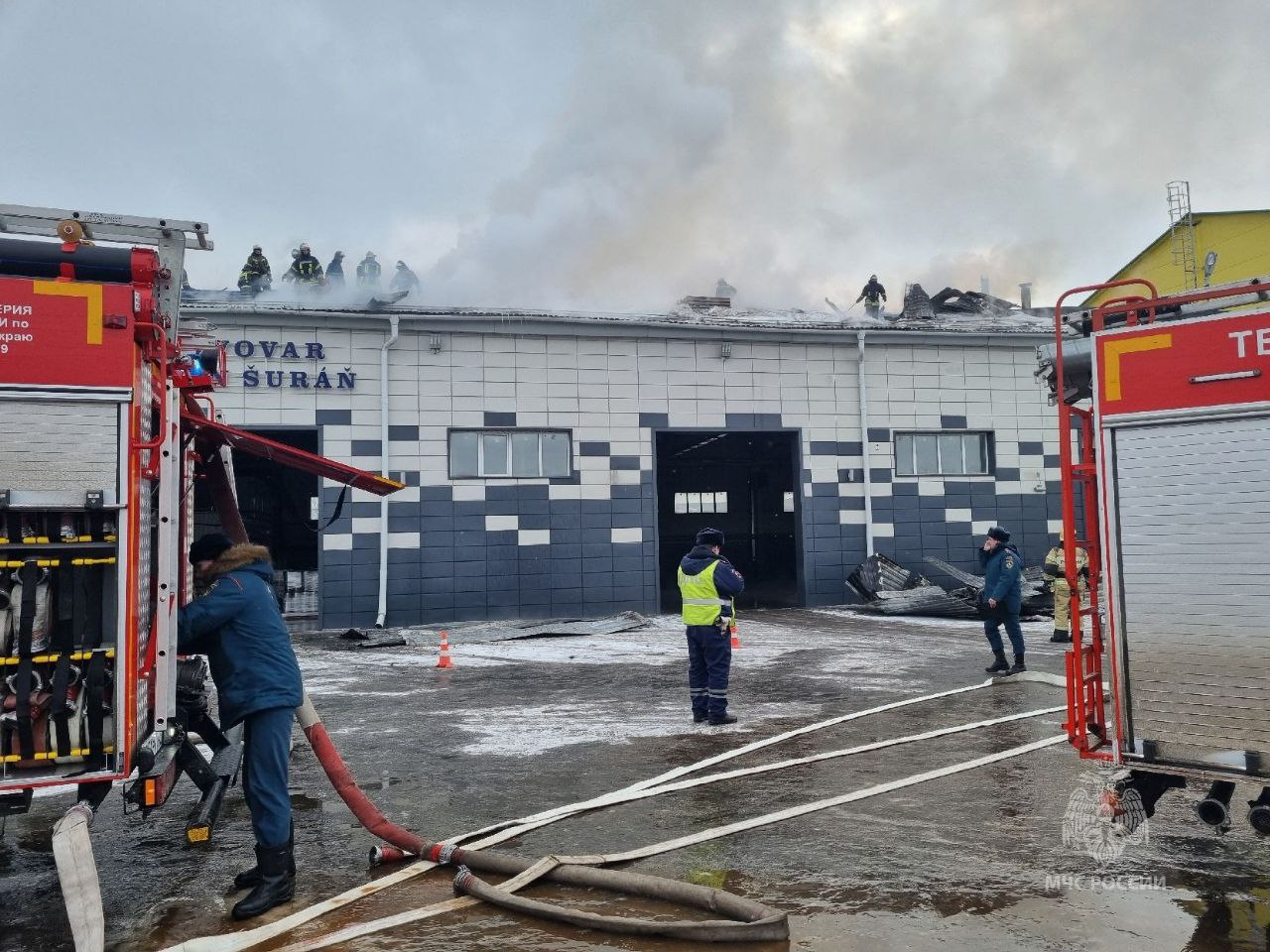 В Красноярске загорелась крыша склада пивоваренного завода Zelen