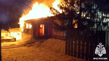 Фото: В Кузбассе двухквартирный дом загорелся из-за дымовой трубы 1
