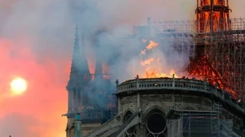 Фото: Крыша Нотр-Дам де Пари рухнула полностью: собор охвачен огнём 1