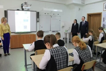 Фото: Дмитрий Анисимов и Илья Середюк провели «космический урок» в школе Кемерова 1