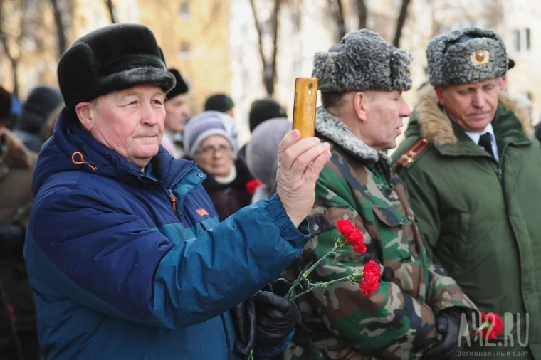 Фото: В Кемерове возложили цветы к Мемориалу славы воинов-кузбассовцев 9