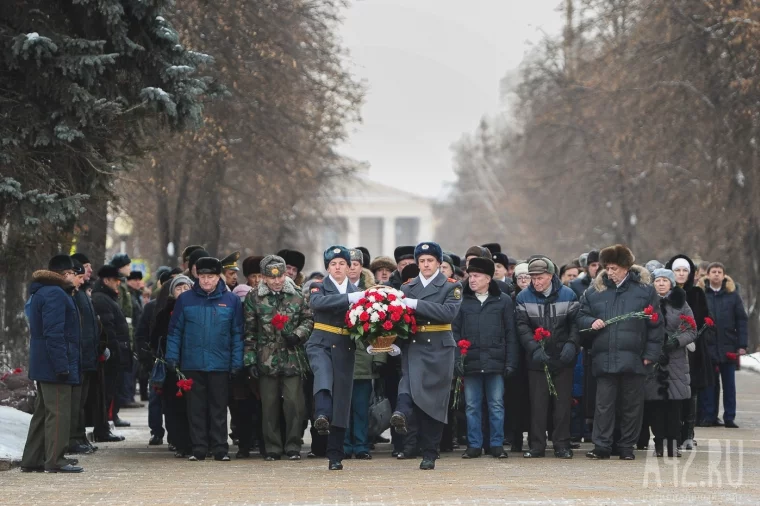 Фото: В Кемерове возложили цветы к Мемориалу славы воинов-кузбассовцев 7