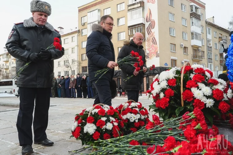 Фото: В Кемерове возложили цветы к Мемориалу славы воинов-кузбассовцев 10