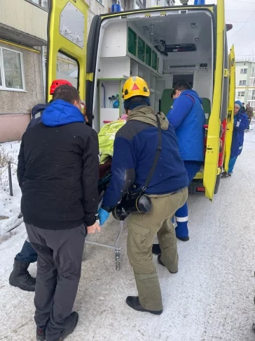 Фото: В Кузбассе спасатели вошли в квартиру через окно, чтобы помочь больной женщине 3