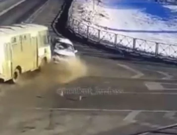 Фото: Опубликовано видео столкновения автобуса с автомобилем в Кузбассе 1