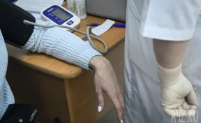 Врач рассказала, на какие болезни указывают холодные руки и ноги