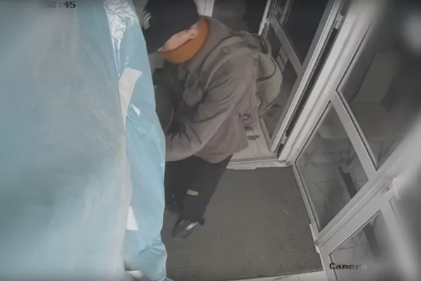 В Тюмени вор забрался в табачный магазин по вентиляции