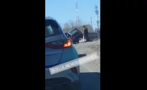 В Кузбассе автомобиль повис на перилах моста