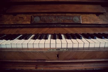 Фото: Кемеровчан приглашают послушать новогодние хиты на старинном пианино и скрипке 1
