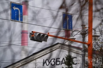 Фото: Не работают светофоры, в ТЦ нет света: в центре Кемерова частично отключили электроэнергию 1