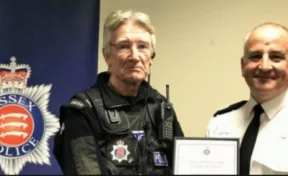 В Великобритании старейшему полицейскому удалось поймать молодого преступника во время погони