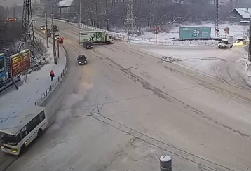 Фото: Скрылся с места аварии: в Кузбассе момент ДТП с грузовиком попал на видео 1
